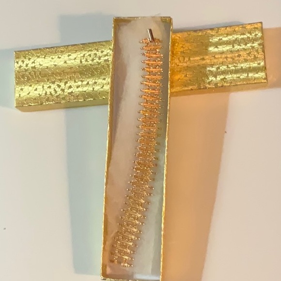 Avon 1972 Starflower Textured Sculptural Modernist Gold Toned Metal Bracelet - Picture 4 of 11